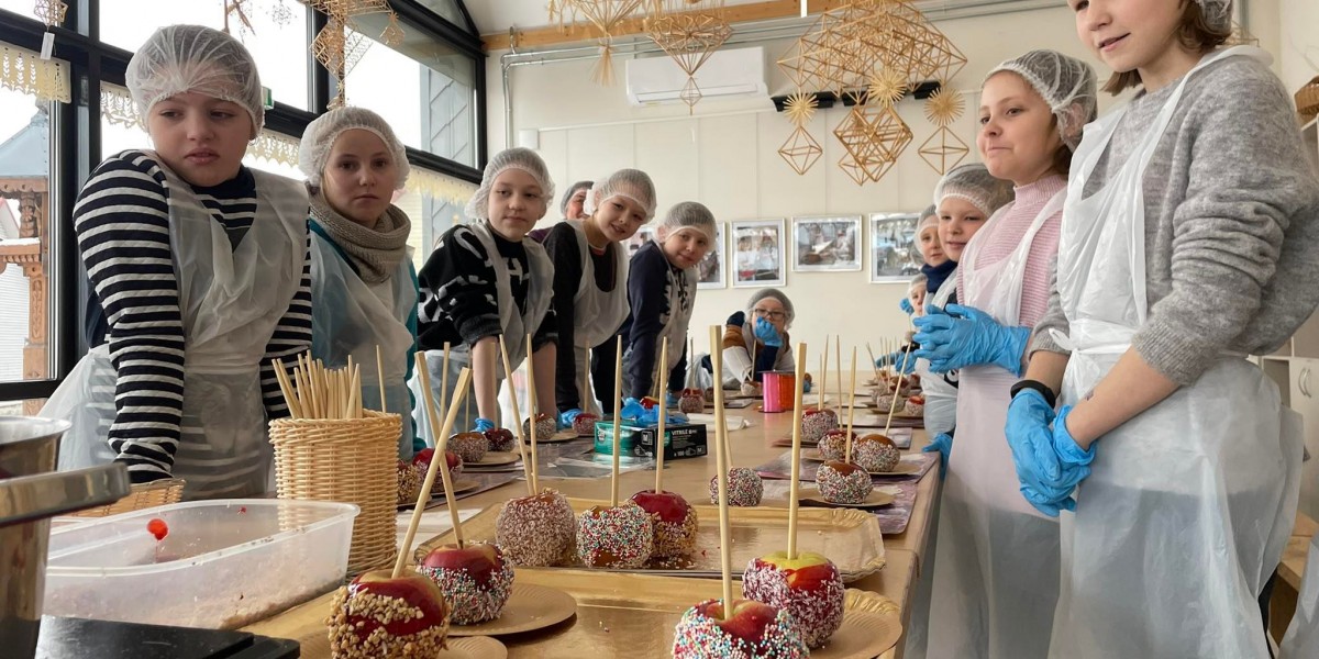 Tradicinių amatų centre - edukacijos diena atšvęsta pristatant naują edukacinę programą. Obuoliai karamelėje